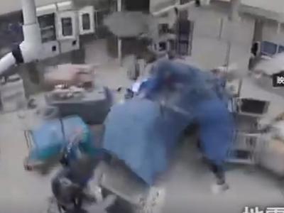 Potres med operacijo: kirurgi so z lastnimi telesi zaščitili pacienta #video