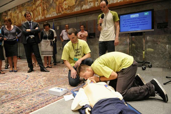 Prikaz oživljanja s pomočjo AED v prostorih DZ.  | Foto: Nebojša Tejić/STA