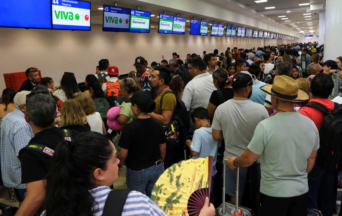 Letališče Cancun | V petek je zaradi t. i. modrega zaslona smrti po vsem svetu prišlo do zastojev v letalskem prometu in dolgih vrst na letališčih, težav pri bančnih transakcijah in številnih drugih zapletov. | Foto Reuters