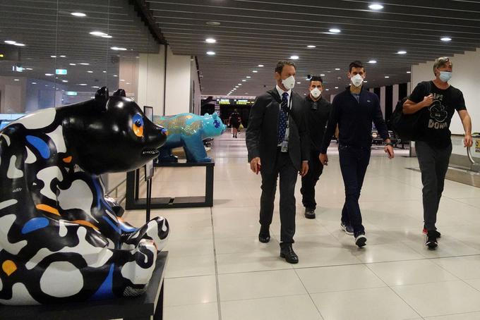 Đoković pred vkrcanjem na letalo. | Foto: Reuters