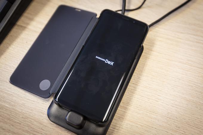 Če katerega od podprtih Samsungovih pametnih telefonov ležeče priključimo na priključek USB-C na postaji Dex Pad, bomo dobili sledilno ploščico (touchpad), s katero bo mogoče krmariti med aplikacijami in drugimi vsebinami. | Foto: Bojan Puhek