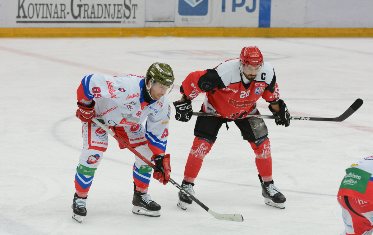 HDD Jesenice | Jeseničani so pri Vipitenu slavili po izvajanju kazenskih strelov. | Foto Matias Demšar