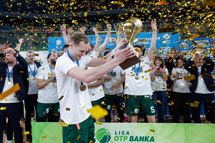 Jaka Blažič Cedevita Olimpija | Jaka Blažič je v ponedeljek dvignil pokal za naslov državnih prvakov. | Foto Aleš Fevžer