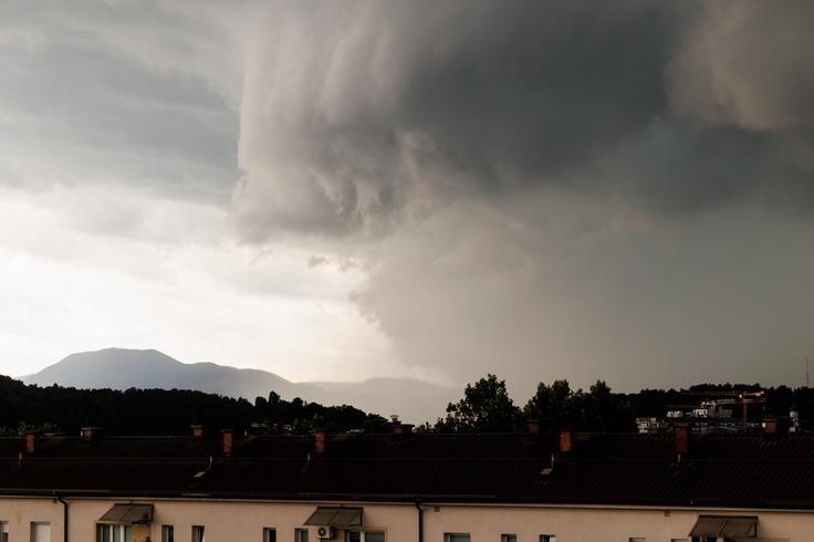 Nevihtni oblaki nad Ljubljano | Foto: Nebojša Tejić/STA