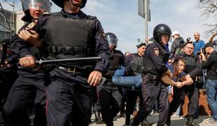 Več kot 1.500 ljudi zaprtih, ker so protestirali proti Putinu