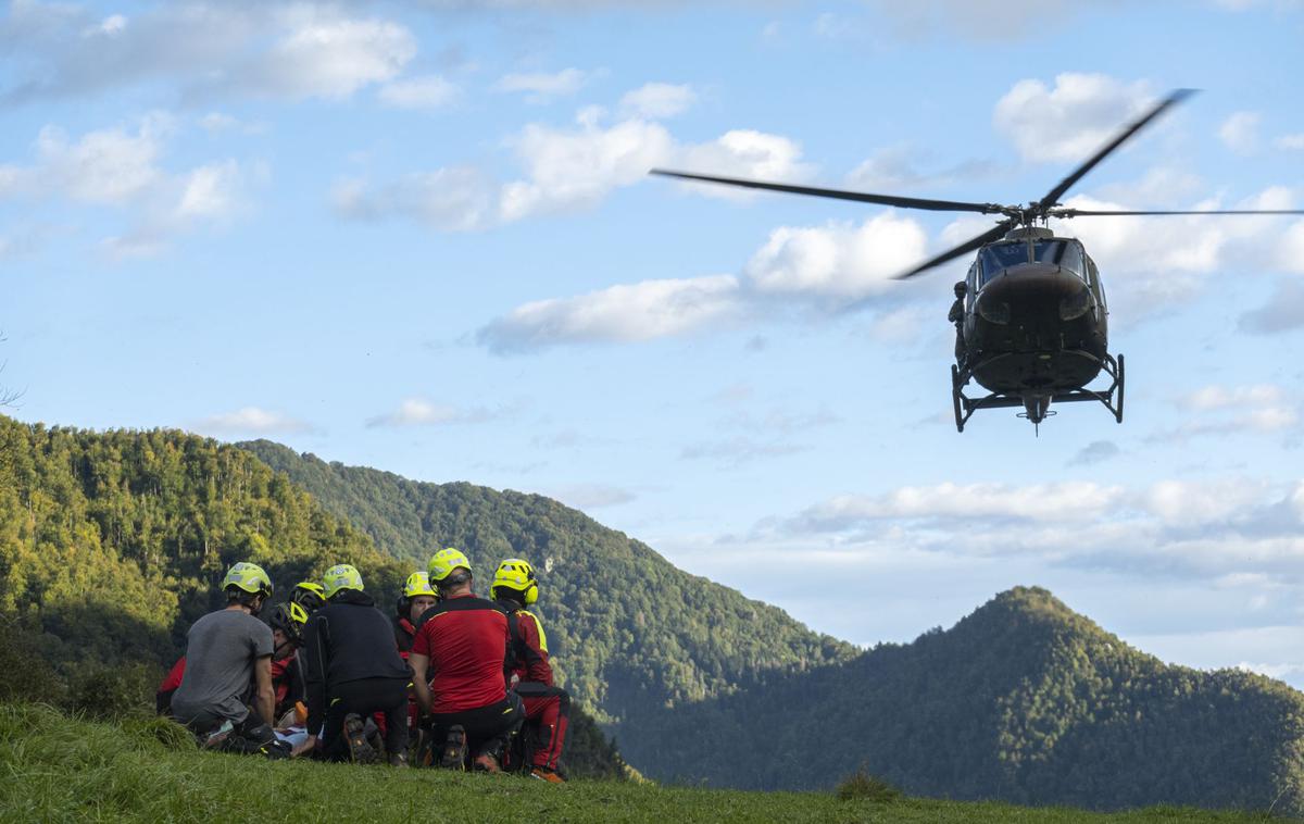 Nesreča v gozdu | Hudo poškodovanega 63-letnika so z vojaškim helikopterjem prepeljali v ljubljanski klinični center. | Foto PGD Tolmin/FB
