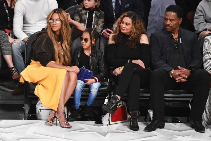 V središču fotografske pozornosti sta se znašli ameriška pevka Beyonce in njena hčerka Blue Ivy Carter. Tekmo sta si ogledali skupaj z mamo Tino Knowles, uspešno poslovno žensko in modno oblikovalko, in njenim možem Richardom Lawsonom. | Foto: Getty Images