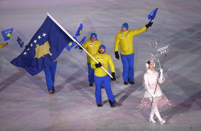 Kosovsko zastavo je na krstni udeležbi na zimskih olimpijskih igrah nosil Albin Tahiri, zobozdravnik iz Slovenije. Korošec je pred desetletjem prevzel kosovsko športno državljanstvo in tako kljub študiju ter začetku zobozdravstvene kariere "podaljšal" svojo smučarsko pot. | Foto: Guliverimage/Getty Images