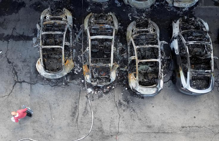 Tesla požar | Foto: Reuters