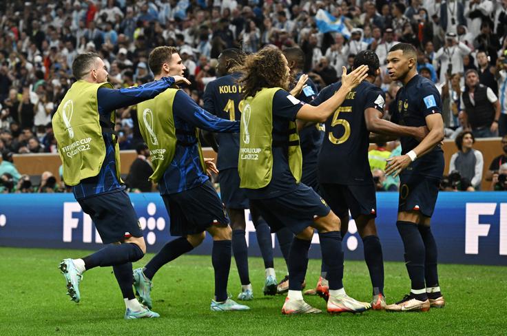 Kylian Mbappe je postal šele drugi nogometaš, ki je v zgodovini svetovnih prvenstev v finalu dosegel tri zadetke. | Foto: Reuters