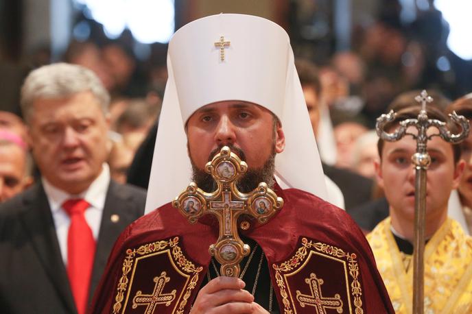 Ustoličenje patriarha Epifanija | Ukrajina je decembra za poglavarja svoje, po novem samostojne cerkve izbrala 39-letnega Epifanija (v ozadju levo predsednik države Peter Porošenko). | Foto Reuters