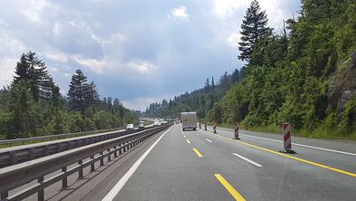 Prevrnjen kombi zaprl cestninsko postajo na Vranskem