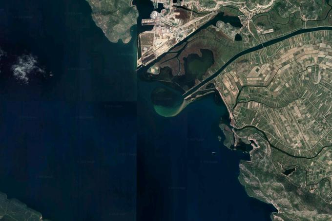 Ustje reke Neretve pri mestu Ploče na hrvaški obali | Foto: Google Zemljevidi