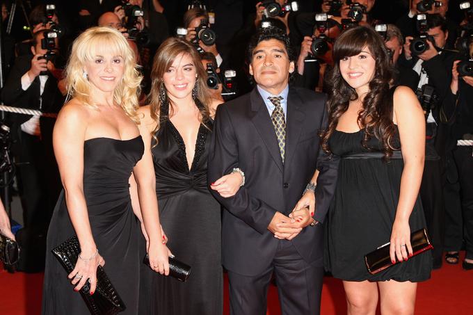 Maradona z nekdanjo ženo Claudio Villafan (na levi) in hčerkama na filmskem festivalu v Cannesu leta 2008. Leta 1994, ko sta bili še majhni deklici, si je na SP želel predvsem zato, da bi ga videli igrati na velikem tekmovanju. | Foto: Getty Images