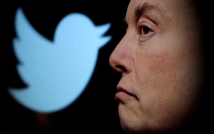 Odkar je Elon Musk leta 2022 prevzel Twitter, zdaj X, in odpustil večino zaposlenih, med drugim mnogo tistih, ki so bdeli nad lažnimi informacijami in neprimernimi vsebinami, je oglaševanje na Twitterju prekinilo ali pa ga vsaj začasno zaustavilo mnogo svetovno znanih podjetij, ki za oglaševanje sicer zapravijo ogromno denarja. Podjetje Twitter oziroma X, ki ga je Musk kupil za 44 milijard dolarjev oziroma nekaj več kot 40 milijard evrov, je po lanski oceni Muska zdaj vredno več kot pol manj, nekateri finančni analitiki pa so vrednost podjetja postavili celo v bližino zgolj tretjine kupnine. | Foto: Reuters