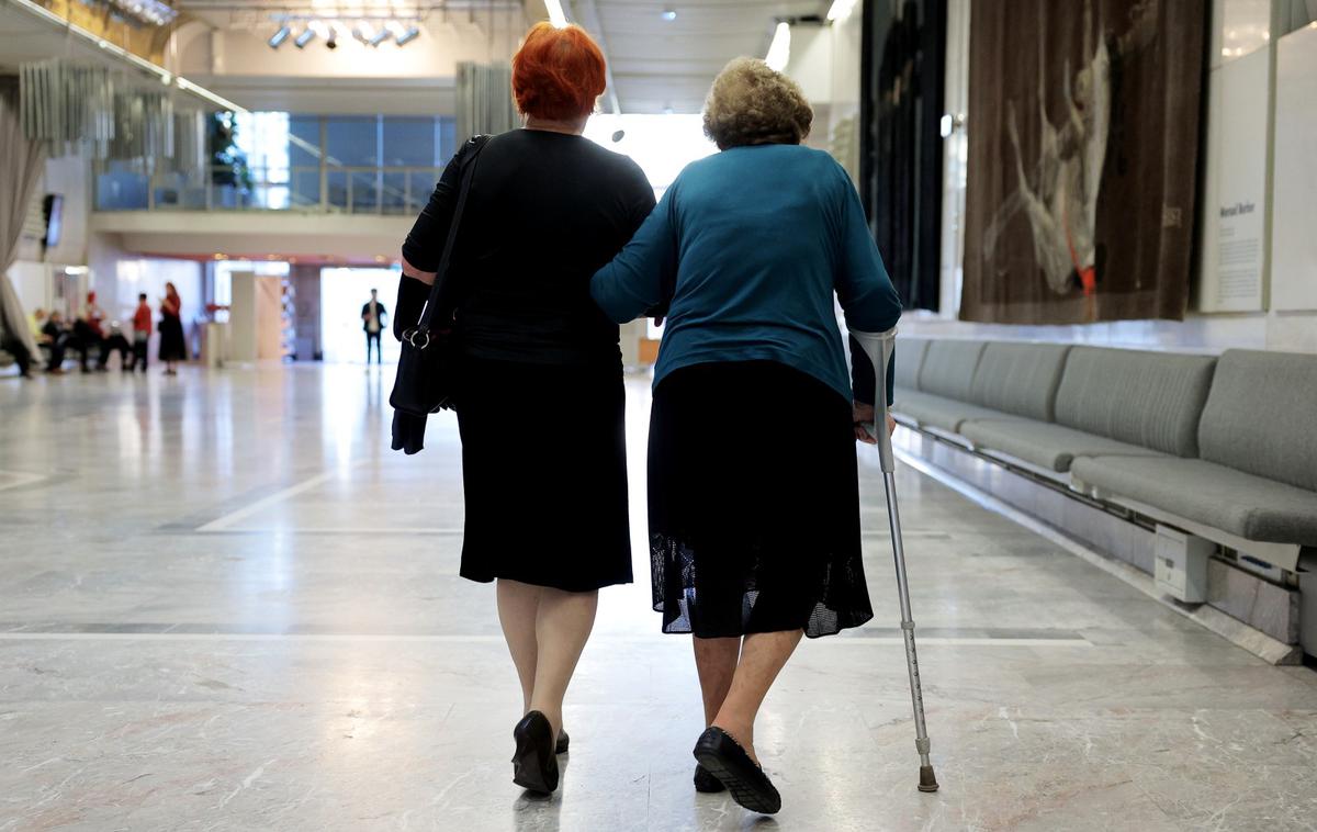 upokojenec, dolgotrajna oskrba | Upokojenci bodo lahko po predlogu oskrbovalci z enakimi pravicami kot ostali oskrbovalci, so zapisali na ministrstvu za solidarno prihodnost, kjer so predlog pripravili. | Foto Daniel Novakovič/STA