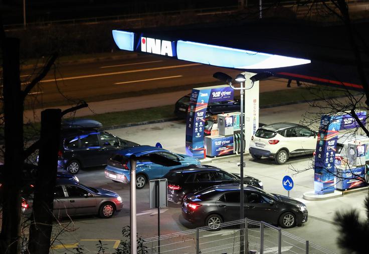Na Hrvaškem je trenutno dizelsko gorivo občutno cenejše kot pri nas, pet centov je to gorivo cenejše tudi na Madžarskem.  | Foto: Pixsell/Emica Elvedji