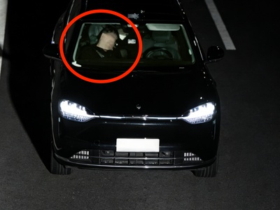 Neverjetno - pijani “voznik” med vožnjo spal na sovoznikovem sedežu #foto