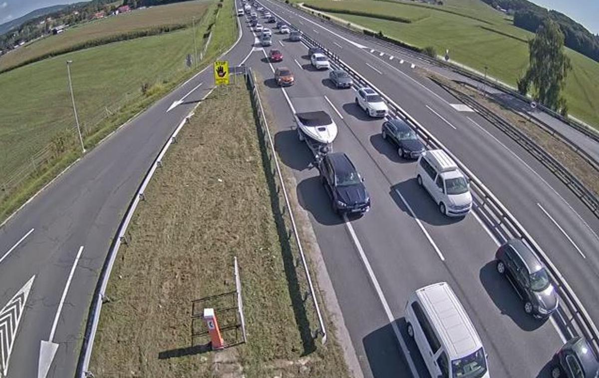 gneča Tepanje | Kolona vozil pred odcepom za Dramlje | Foto promet.si