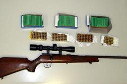 V hišnih preiskavah zasegli orožje in pirotehniko