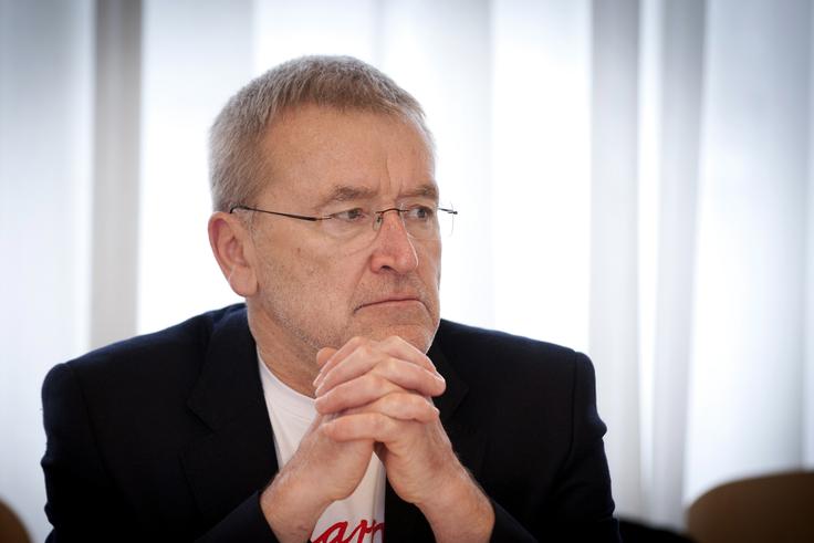 Medtem ko socialni partnerji niso vključeni v pripravo osnutka zdravstvene reforme, pri tej sodeluje nekdanji minister Dušan Keber. Kot pravi, ga mesec pred rokom za oddajo predloga sicer niso povabili še na noben sestanek.  | Foto: Ana Kovač