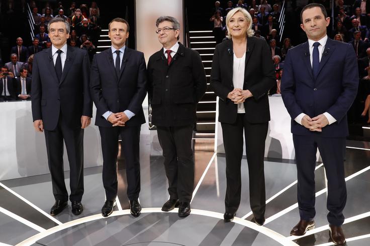 Melenchon je v anketah dolgo zaostajal za prvo četverico (Macron, Le Pen, Fillon in Hamon). Točka preloma je bila prvo televizijsko soočenje 20. marca, na katerem se je dobro odrezal (na fotografiji pet najmočnejših kandidatov pred soočenjem). Njegova priljubljenost je namreč začela po soočenju strmo naraščati, predvsem na račun kandidata socialistov Benoita Hamona, ki mu je podpora zdaj upadla pod deset odstotkov.  | Foto: Reuters