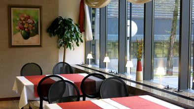 Hotel Jožef: jedilnica z razgledom na idrijski koncern