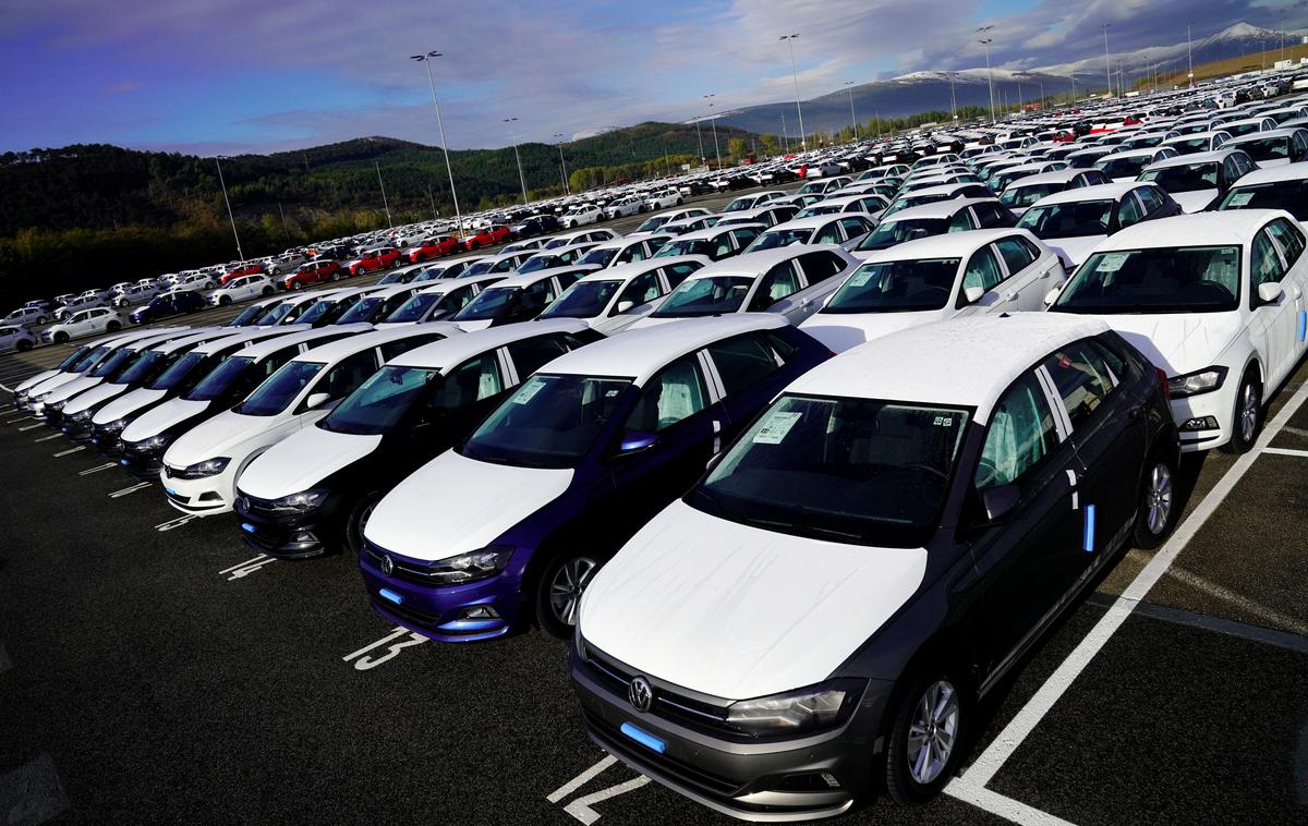 Volkswagen parkirišče | V Evropi so v prvih dveh mesecih prodali 1,9 milijona novih avtomobilov, kar je 7,4 odstotka manj kot v enakem obdobju lani. | Foto Reuters