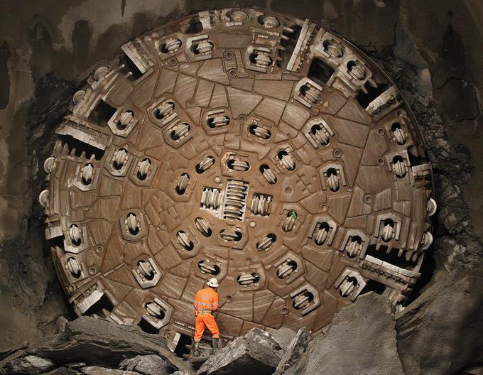 Velikanski stroj za kopanje predora. Izkopali so več kot 28 milijonov ton peska, kamenja in skal. | Foto: 
