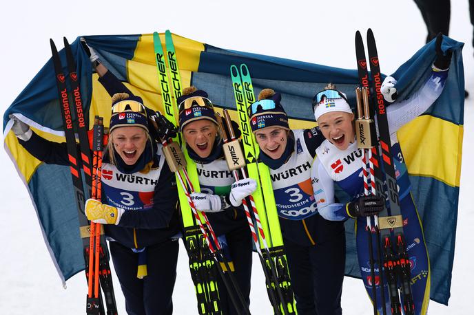 Trondheim Jonna Sundling | Jonna Sundling in kolegice so se veselile zlate kolajne. | Foto Reuters