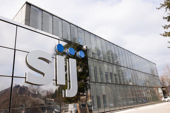 Sij | Med koristmi rešitve so izpostavili stabilnejšo finančno strukturo z naborom finančnih pogojev, ki upoštevajo izzive, s katerimi se trenutno sooča evropska jeklarska industrija, usklajen in podaljšan rok zapadlosti do 15. decembra 2028 ter izboljšan amortizacijski načrt in bolj prilagodljive obrestne pogoje. | Foto STA