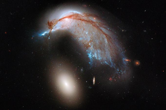 Hubblovo globoko polje je tudi obelodanilo nastajanje velikih eliptičnih galaksij, ki sicer spadajo med manj pogoste vrste galaksij. Splošno sprejeto dejstvo je, da eliptične galaksije nastanejo ob trkih manjših spiralnih (kot sta Andromeda in naša Rimska cesta) galaksij in galaksij nepravilnih oblik (kot je Manjši Magellanov oblak). | Foto: Reuters