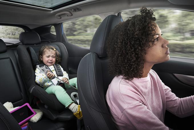 Kar šest izmed desetih staršev v Evropi se težko osredotoči na vožnjo, ko se na zadnjem sedežu neprimerno obnaša njihov otrok | Foto: 