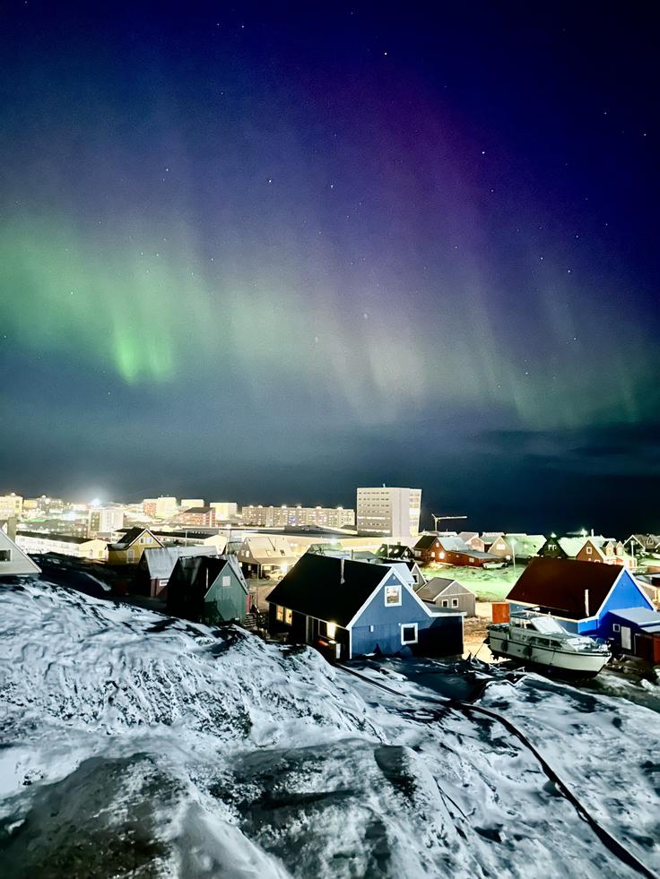 "Če bi moral Grenlandijo opisati Slovencu, bi rekel: ogromna tišina, neverjetna lepota in narava, ki te vsak dan spomni, kako majhen si. Med mesti ni cest, zato se potuje z letalom ali ladjo. Vreme lahko v trenutku spremeni načrte," Grenlandijo opiše pater Majcen. | Foto: Osebni arhiv Tomaža Majcna