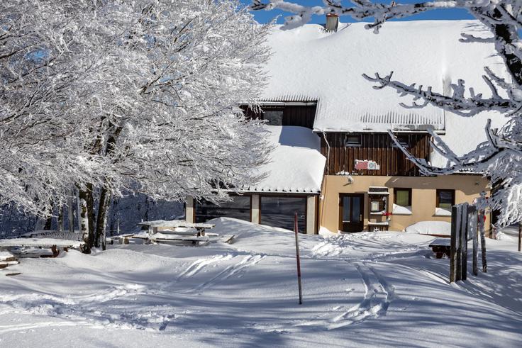 Pirnatovo kočo na Javorniku dosežemo v dveh do treh urah, odvisno od shojenosti poti. | Foto: Matej Podgoršek