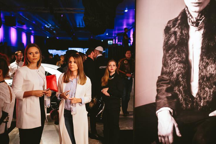 Nagrajenka oziroma nagrajenec nagradne igre Neprecenljivo modno doživetje bo prejel/-a celostno stiliranje in glamurozen prevoz na večer ob odprtju MBFWLJ. | Foto: Jani Ugrin