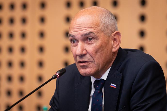 Janez Janša | "Medtem ko že ena sama beseda predsednika US lahko povzroči spremembo cen energentov, prazna zunanjepolitična sporočila EU ne spreminjajo ali rešujejo ničesar," je v izjavi poudaril premier Janez Janša. | Foto STA
