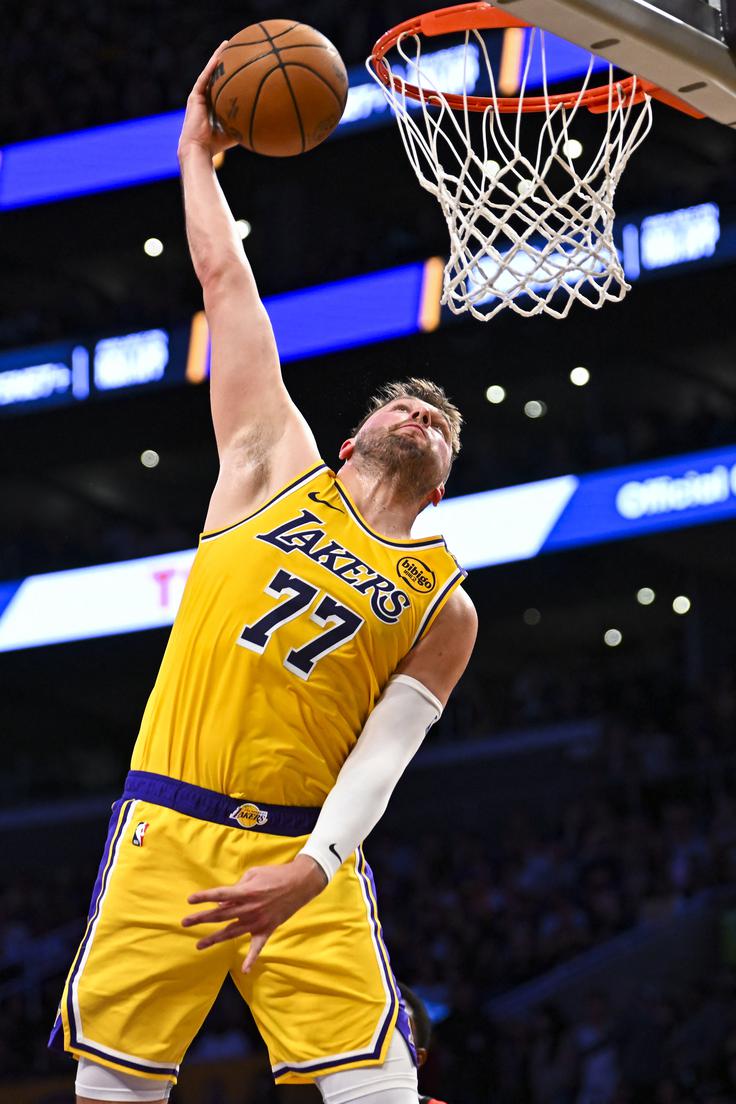 Luka Dončić je bil na obeh letošnjih tekmah LA Lakers v končnici najboljši strelec srečanja. | Foto: Reuters