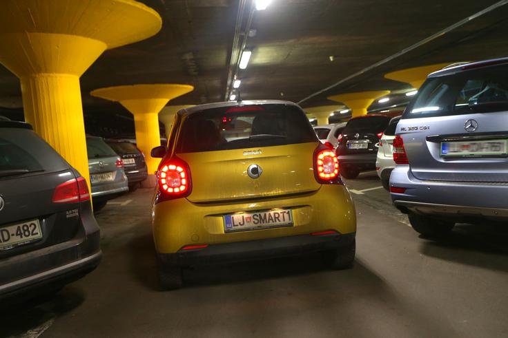 Medtem ko je razred majhnih avtomobilov (renault clio, volkswagen polo, ford fiesta …) v Sloveniji najbolje prodajan, imajo trgovci s prodajo še razred manjših avtomobilov precej več težav. Lani so jih po uradni statistiki prodali 2.155, s čimer ti avtomobili niso dosegli niti tri odstotke deleža vse prodaje novih avtomobilov v Sloveniji. Istočasno je trgovcem uspelo uradno prodati 18.633 majhnih avtomobilov, kar pomeni kar 25-odstotni tržni delež. | Foto: Gregor Pavšič