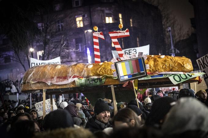 Študenti so v domiselni akciji čestitali generalnemu direktorju RTS Draganu Bujoševiću za njegov 71. rojstni dan. Prinesli so mu sendvič. | Foto: Ana Kovač