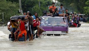 Tajfun Koppu na Filipinih terjal 58 življenj
