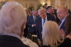 Pred Trumpom je zapel pesem, ki je sprožila val začudenja #video