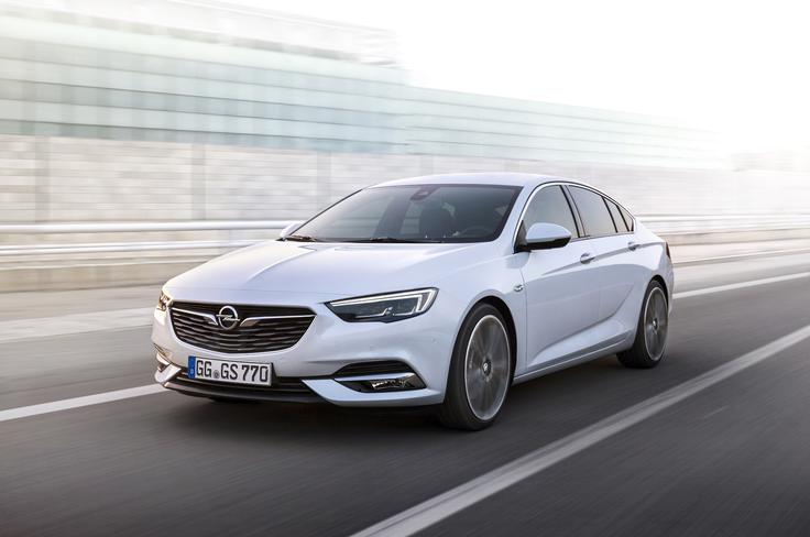 Insignia zdaj nastopa z bolj izrazitim pogledom in vitkimi žarometi, ki so neposredno povzeti po študiji monza concept, in optično razširitvijo sprednjega dela avtomobila. Maska je nižja kot pri predhodnici in vizualno okrepi dinamičnost oziroma obljube inženirjev o dobri legi na cesti. Izrazito kupejevska linija strehe avtomobilu doda eleganco, ga na pogled zniža in poudari njegovo dolžino. Opel s tem dizajnom igra na čustveno noto vozniških zanesenjakov. | Foto: Opel