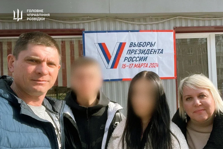 Denis Oleksijovič Šejnov z družino. Obraza otrok so ukrajinski obveščevalci zakrili.  | Foto: DIU