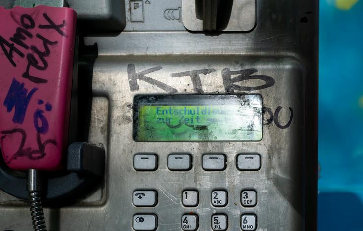 Telefonske govorilnice so bile pred leti vsesplošen ulični pojav, danes pa nanje naletimo izredno redko.  | Foto: Shutterstock