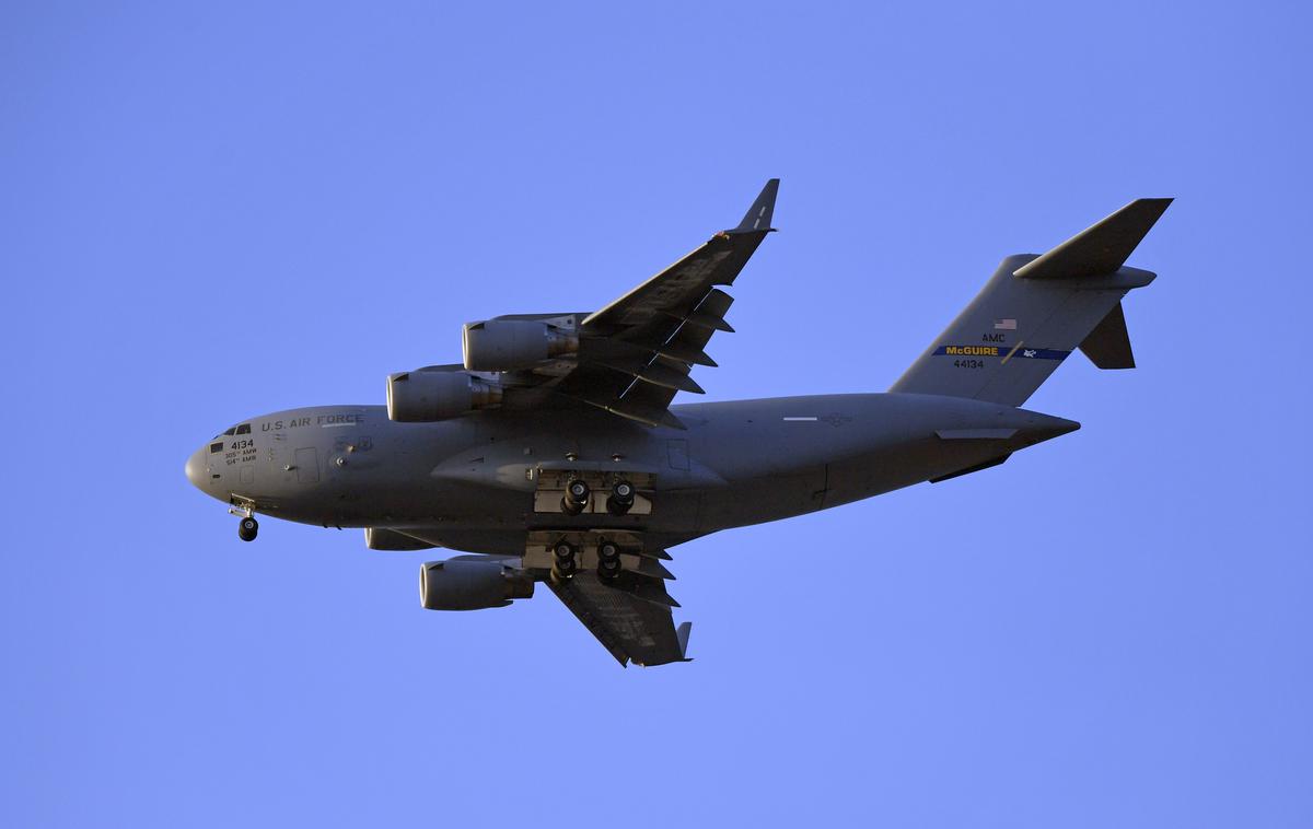 Transportno letalo C-17 Globemaster | Ali letalo C-17 Globemaster, ki ga je upravljala 62. zračna transportna eskadrilja, edina ameriška enota, uradno pooblaščena za prevoz jedrskega orožja, v Evropo prinaša nove jedrske bombe? Fotografija je C-17 je simbolična. | Foto Guliverimage