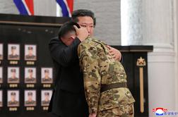 Čustveni Kim Džong Un tolažil objokane vojake: Srce se mi para