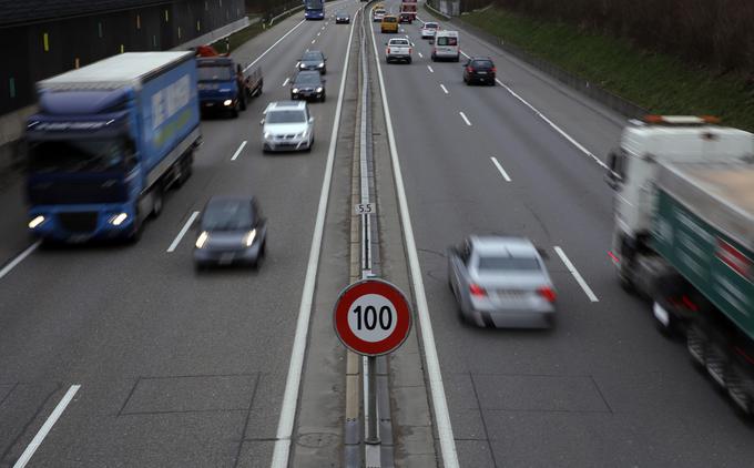 Avtocesta v bližini švicarskega glavnega mesta Bern. Strošek letne vinjete, edine na voljo v Švici, je za švicarske prebivalce in tamkajšnje cene skoraj zanemarljiv. | Foto: Reuters