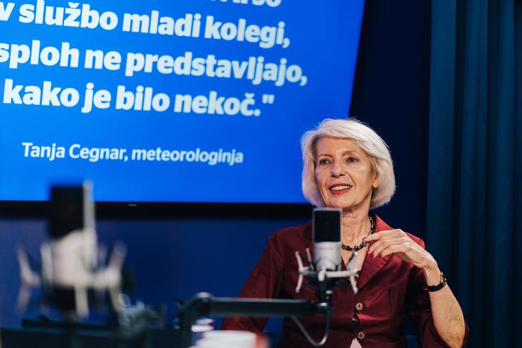 "Vrgli smo me v vodo. Danes se poskrbi za vse mlade kolege, da gredo čez temeljit trening," je o svojih začetkih pred kamero dejala Tanja Cegnar. | Foto: Jan Lukanović