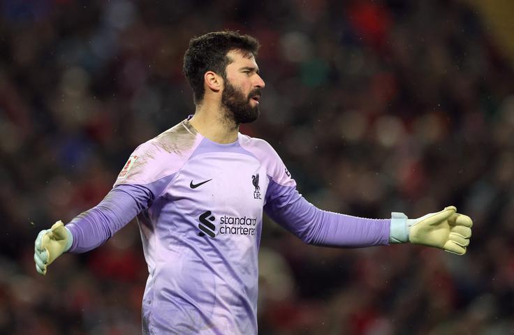 Alisson Becker si je sredi prvega polčasa privoščil hudo napako. | Foto: Reuters